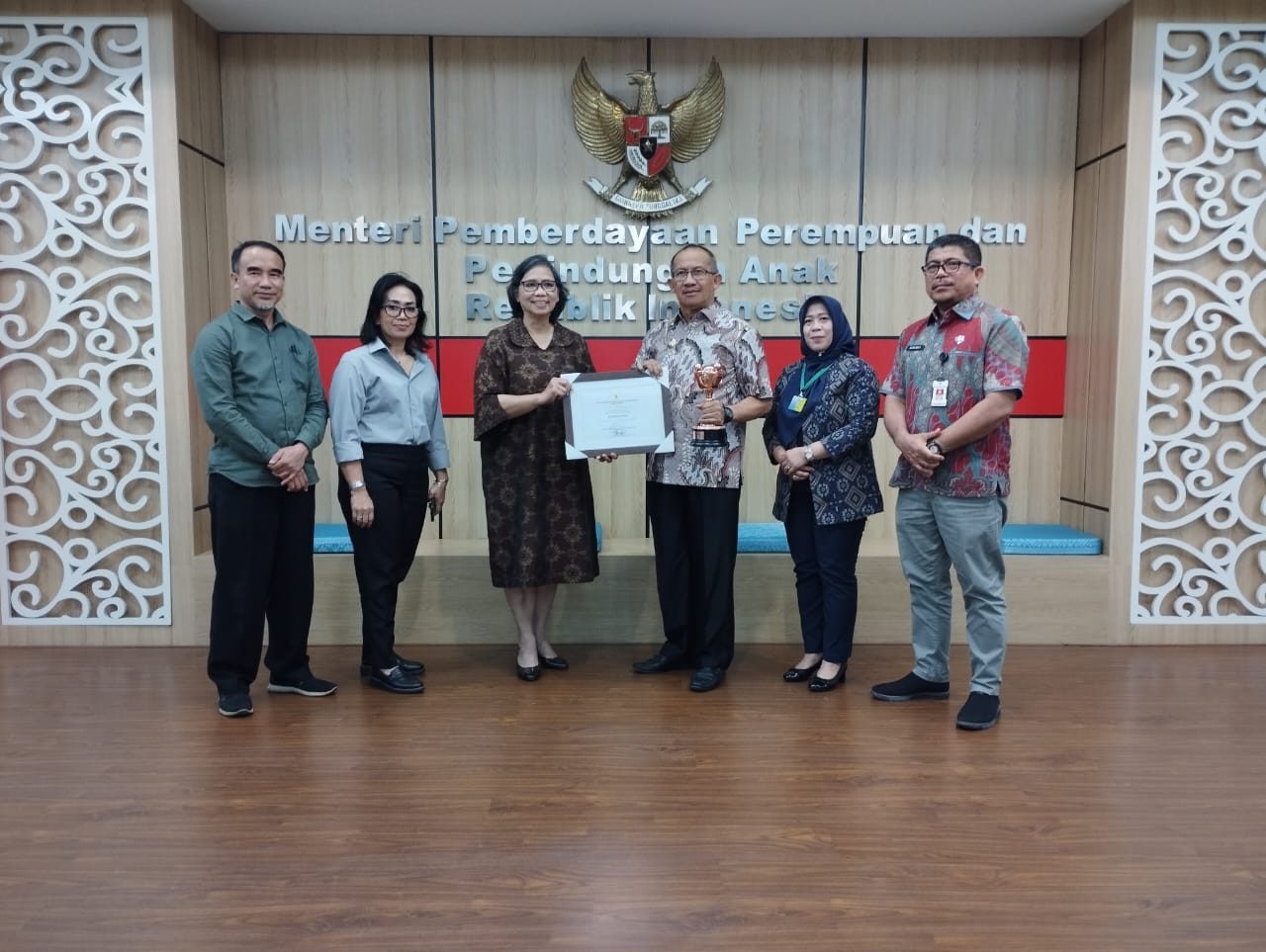 Penerimaan Penghargaan Anugerah Prahita Ekapraya dari Kementerian Pemberdayaan Perempuan dan Perlindungan Anak Republik Indonesia