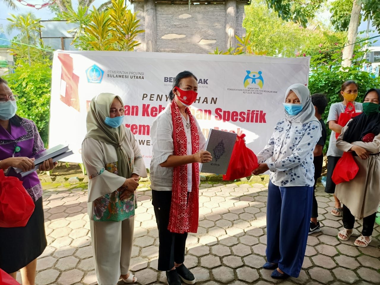 Perempuan Lansia, Perempuan terdampak Covid-19 dan Korban KDRT di Kotamobagu mendapat bantuan dari Dinas PP & PAD dan Biro Kesra Prov. Sulut